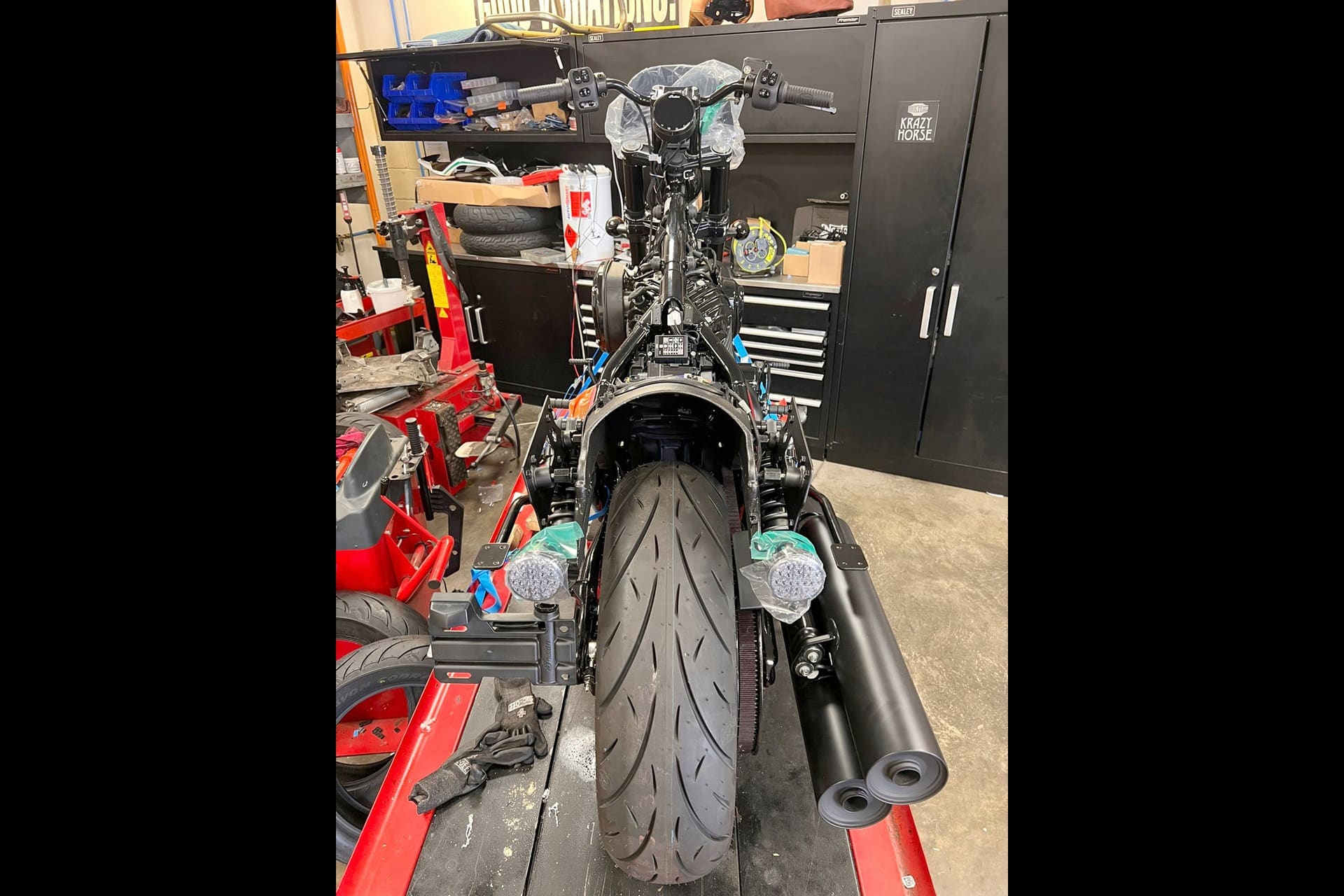 Indian Motorcycle dona una Sport Chief RT personalizada para una subasta benéfica coincidiendo con el espectáculo 'Back to the Beginning'