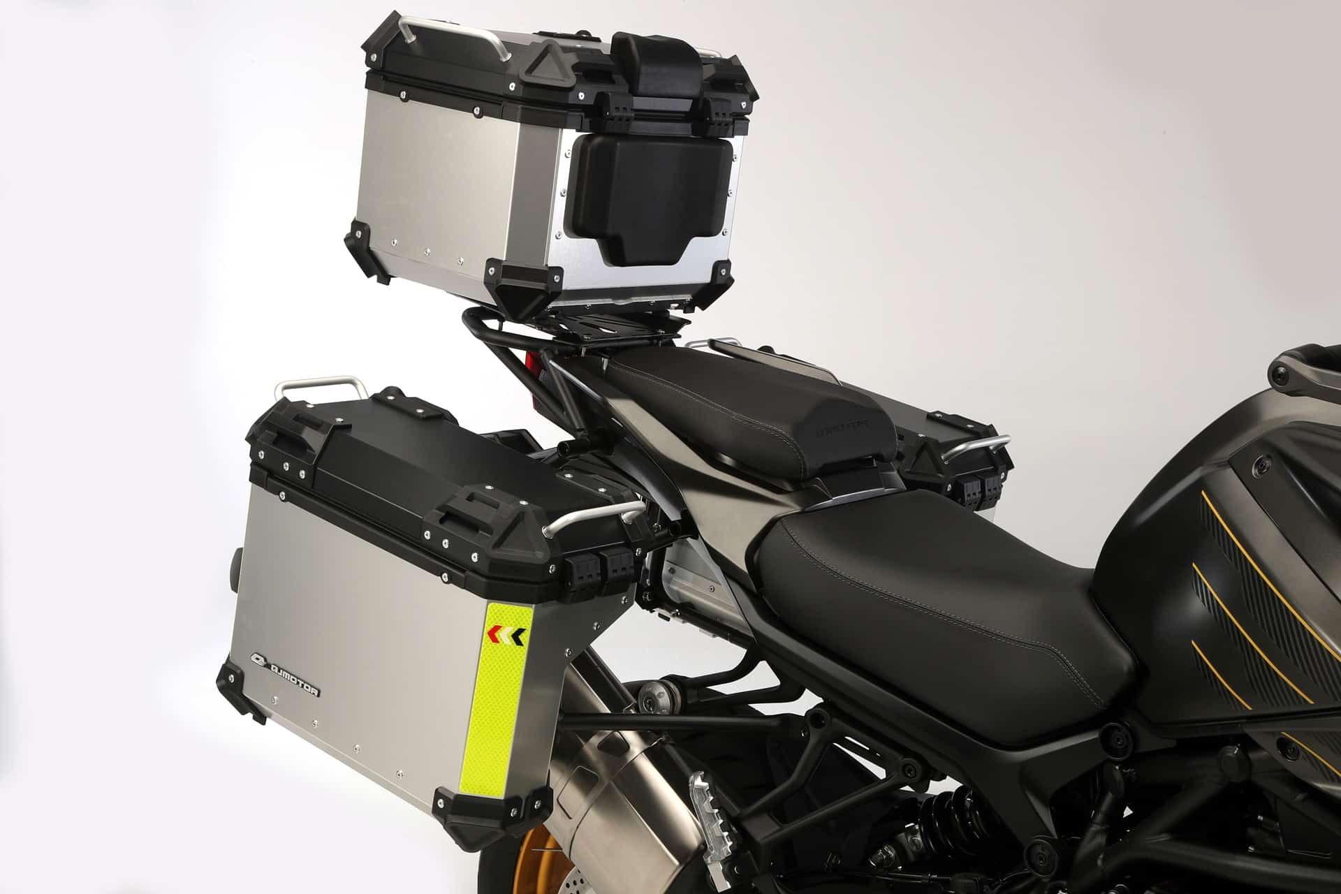 QJ Motor amplía su gama ADV con las nuevas SRT 900 en versiones “S” y “SX”