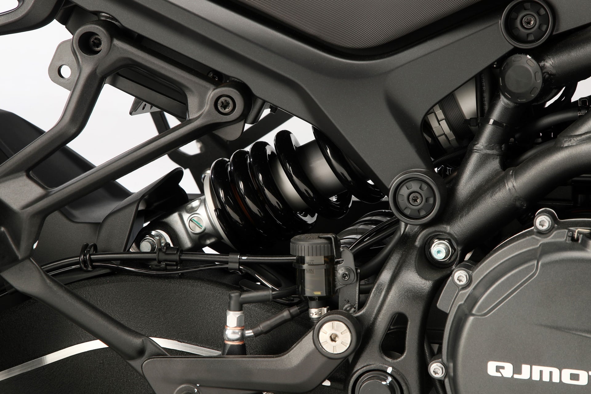 QJ Motor amplía su gama ADV con las nuevas SRT 900 en versiones “S” y “SX”