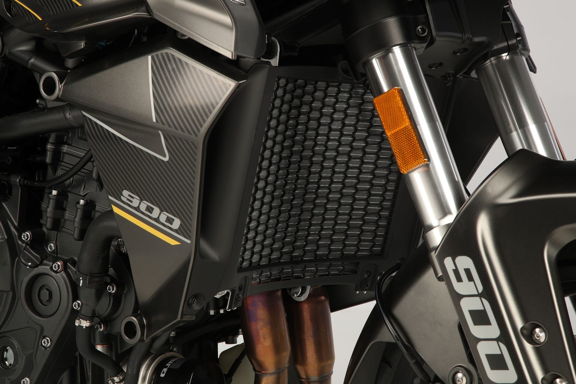QJ Motor amplía su gama ADV con las nuevas SRT 900 en versiones “S” y “SX”