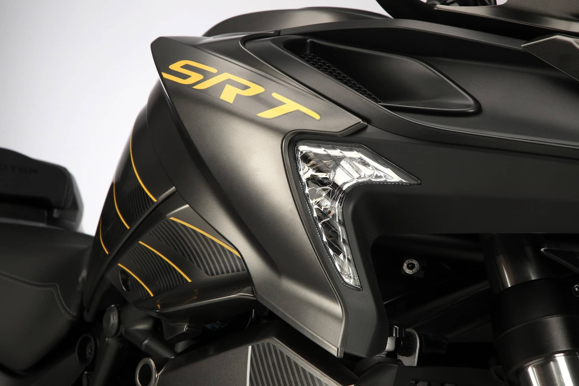 QJ Motor amplía su gama ADV con las nuevas SRT 900 en versiones “S” y “SX”