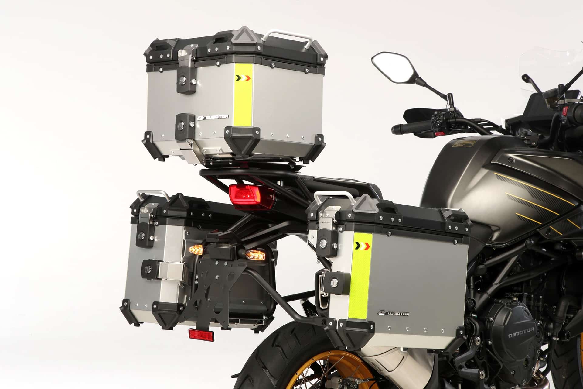 QJ Motor amplía su gama ADV con las nuevas SRT 900 en versiones “S” y “SX”
