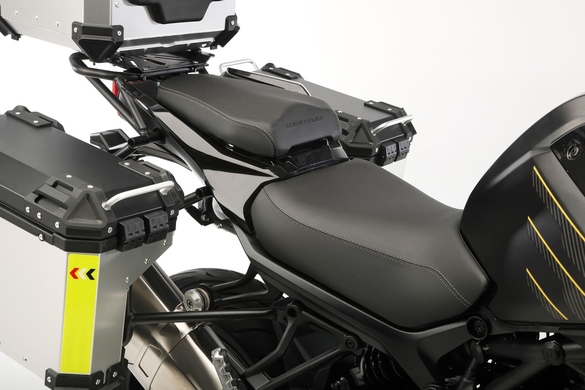 QJ Motor amplía su gama ADV con las nuevas SRT 900 en versiones “S” y “SX”