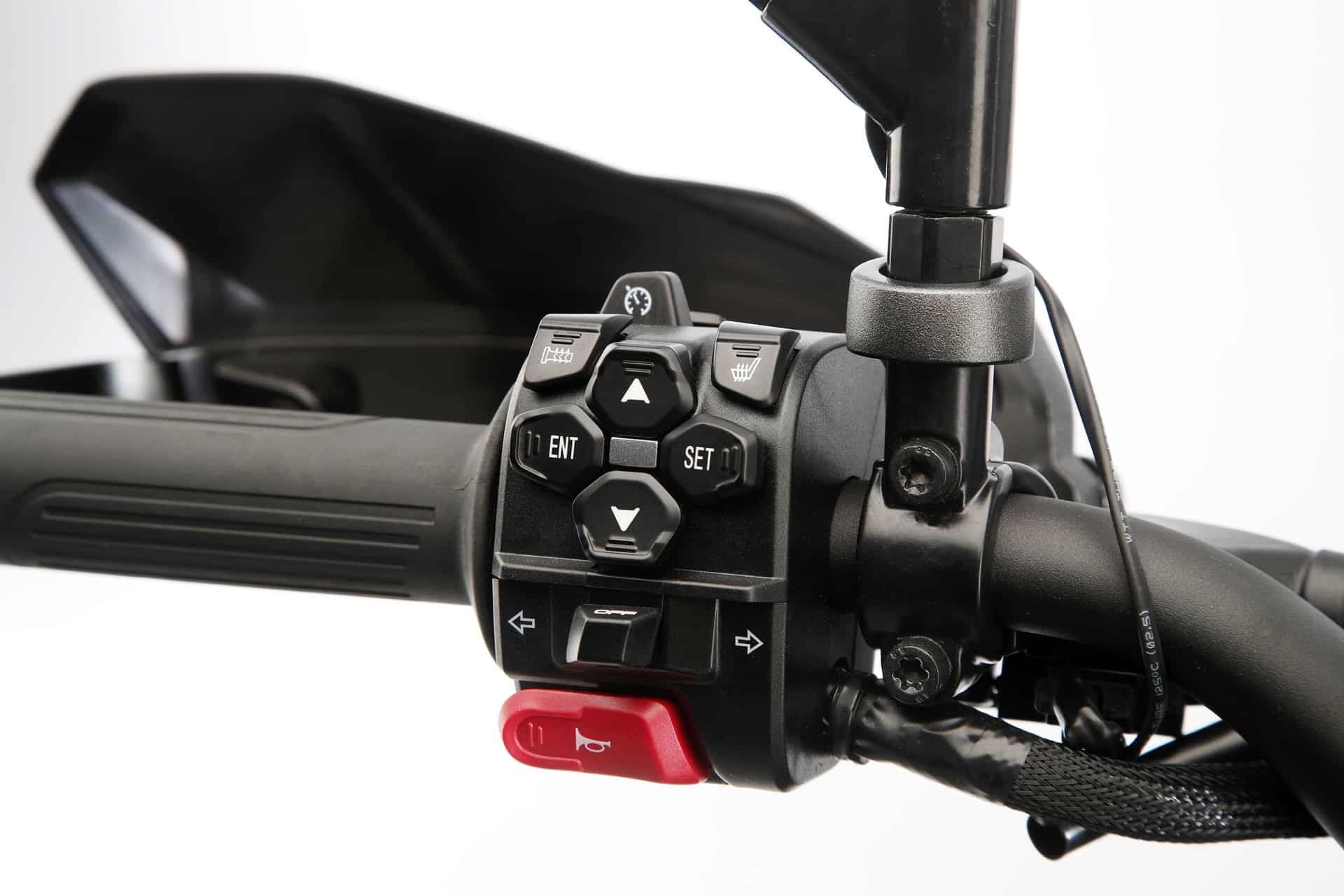 QJ Motor amplía su gama ADV con las nuevas SRT 900 en versiones “S” y “SX”