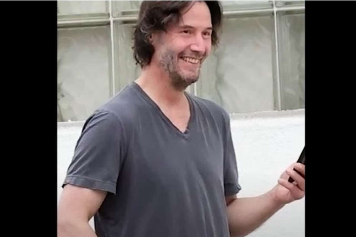 Keanu Reeves te enseña que actitud debes adoptar si te tiran la moto al suelo