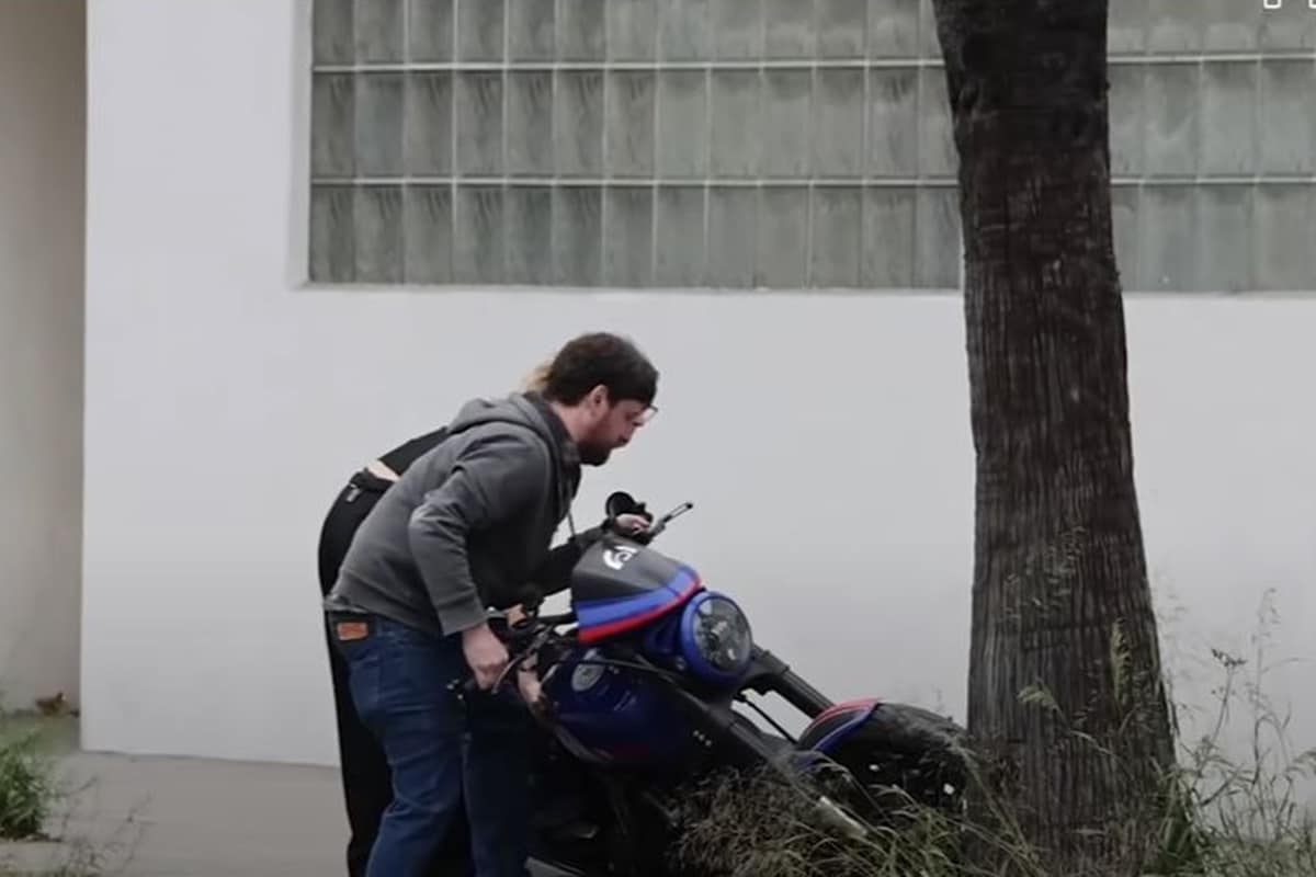 Keanu Reeves te enseña que actitud debes adoptar si te tiran la moto al suelo