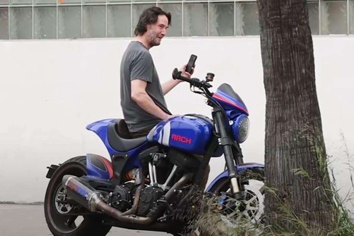 Keanu Reeves te enseña que actitud debes adoptar si te tiran la moto al suelo