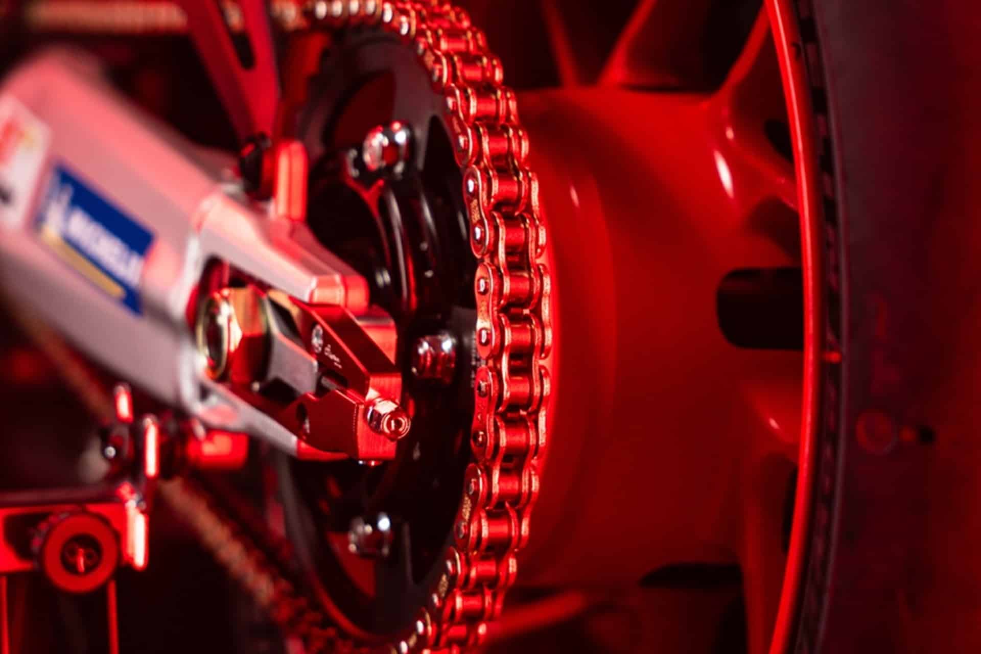 Kits de transmisión EK Chain + PBR: Alto rendimiento para todo tipo de motos