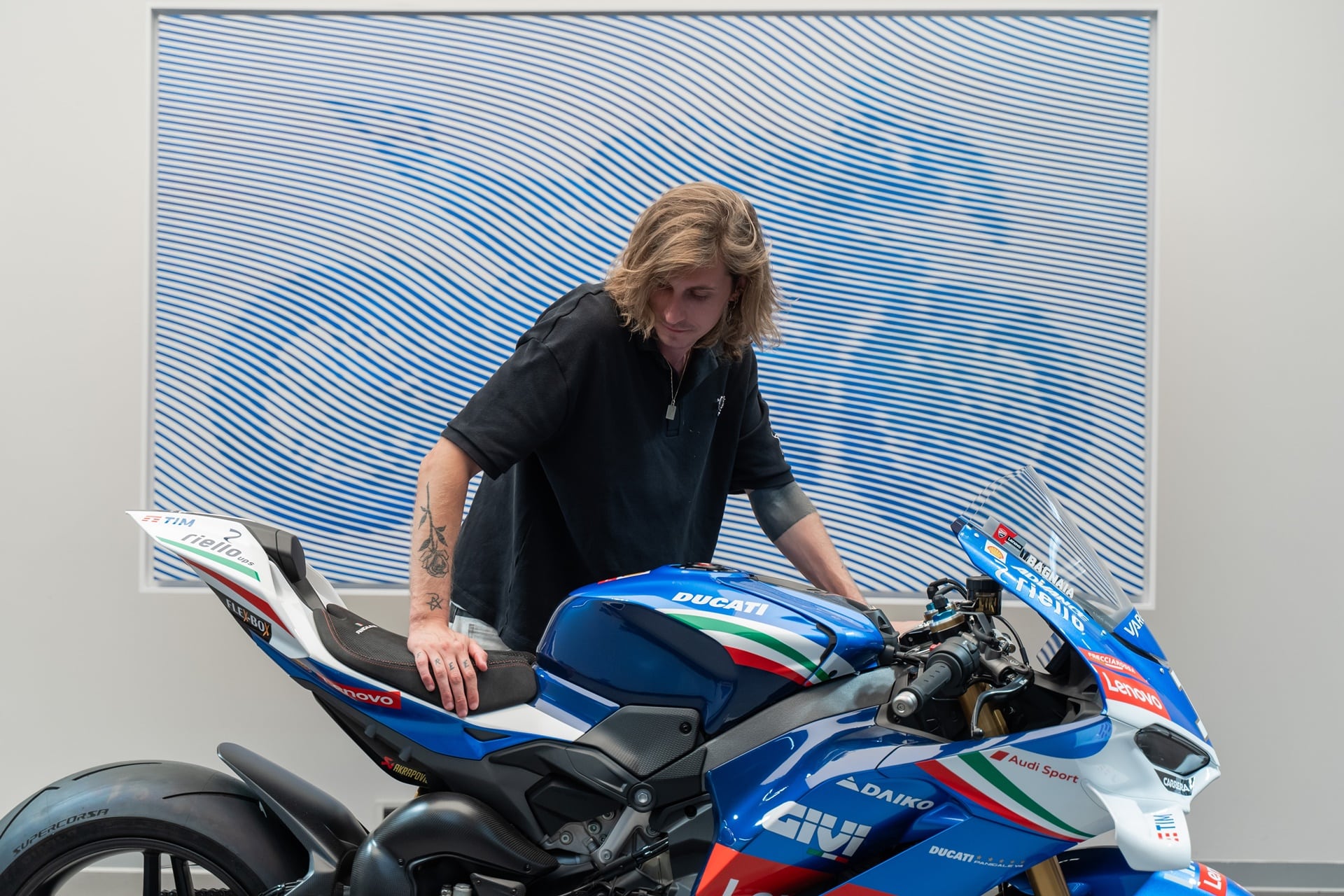 Andrea Crespi se convierte en autor de una interpretación única de la Panigale V4 Tricolore Italia