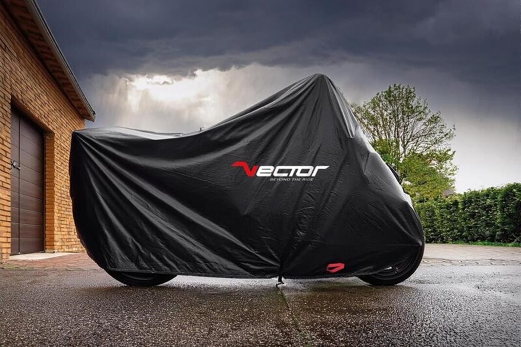Vector presenta su gama de accesorios 2025, para proteger, almacenar y cuidar nuestra moto