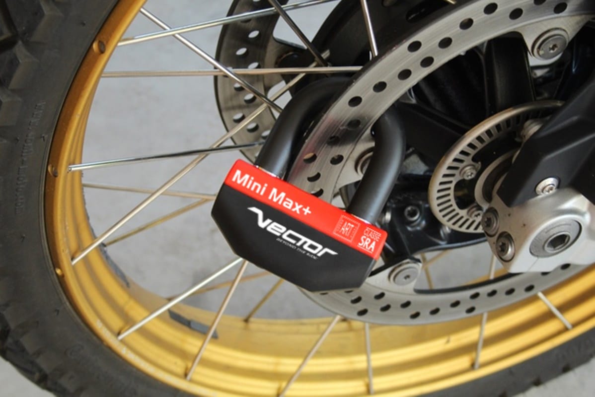 Vector presenta su gama de accesorios 2025, para proteger, almacenar y cuidar nuestra moto