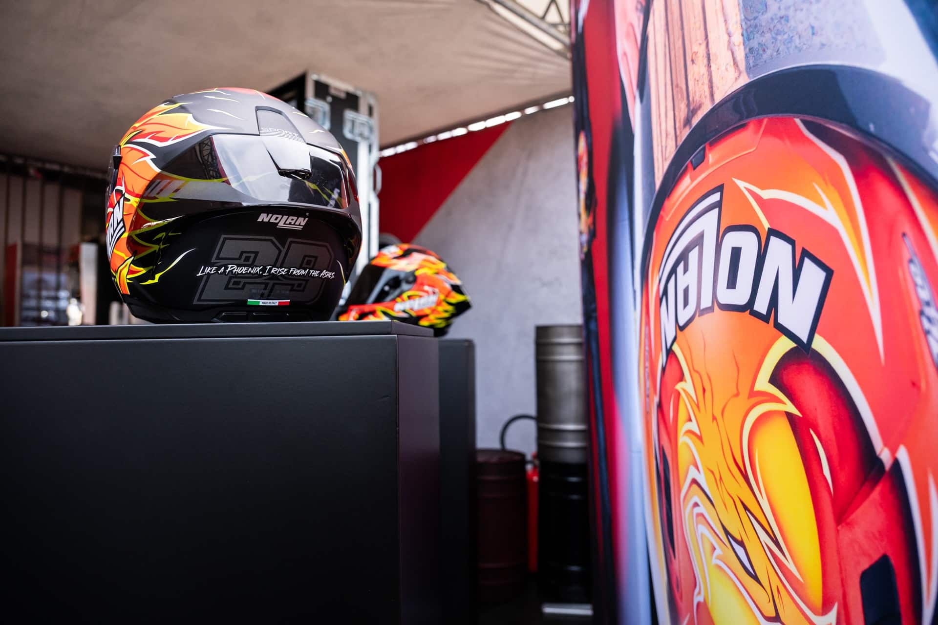 Nolan y presenta sus nuevos cascos réplica con los gráficos que luce Andrea Iannone en el WSBK 2025