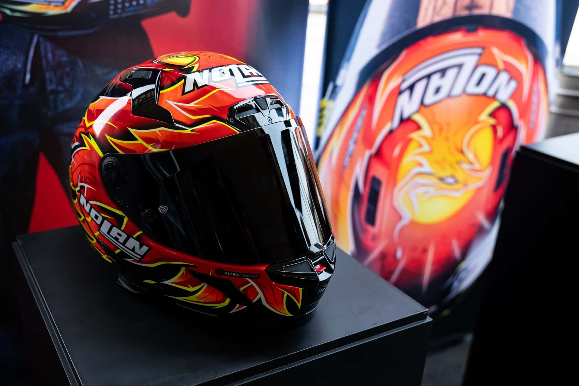 Nolan y presenta sus nuevos cascos réplica con los gráficos que luce Andrea Iannone en el WSBK 2025