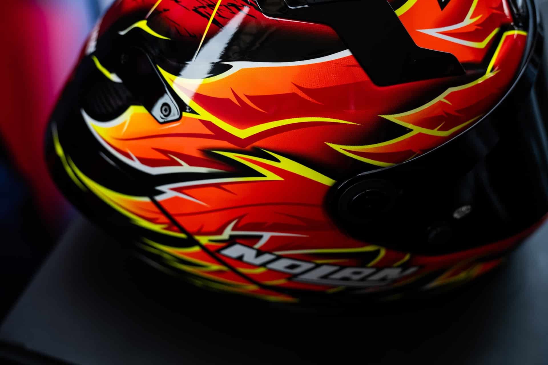 Nolan y presenta sus nuevos cascos réplica con los gráficos que luce Andrea Iannone en el WSBK 2025