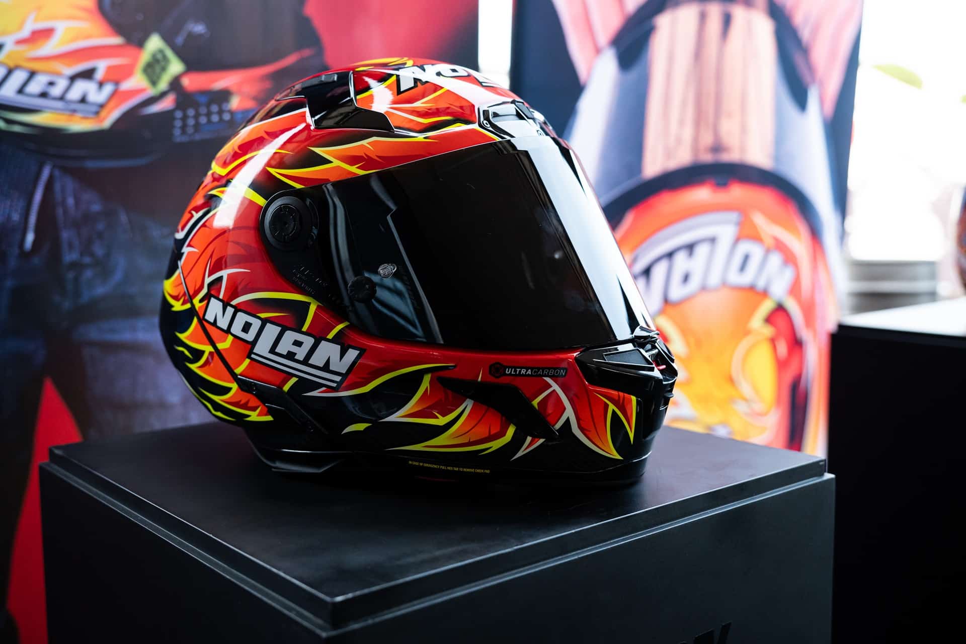 Nolan y presenta sus nuevos cascos réplica con los gráficos que luce Andrea Iannone en el WSBK 2025