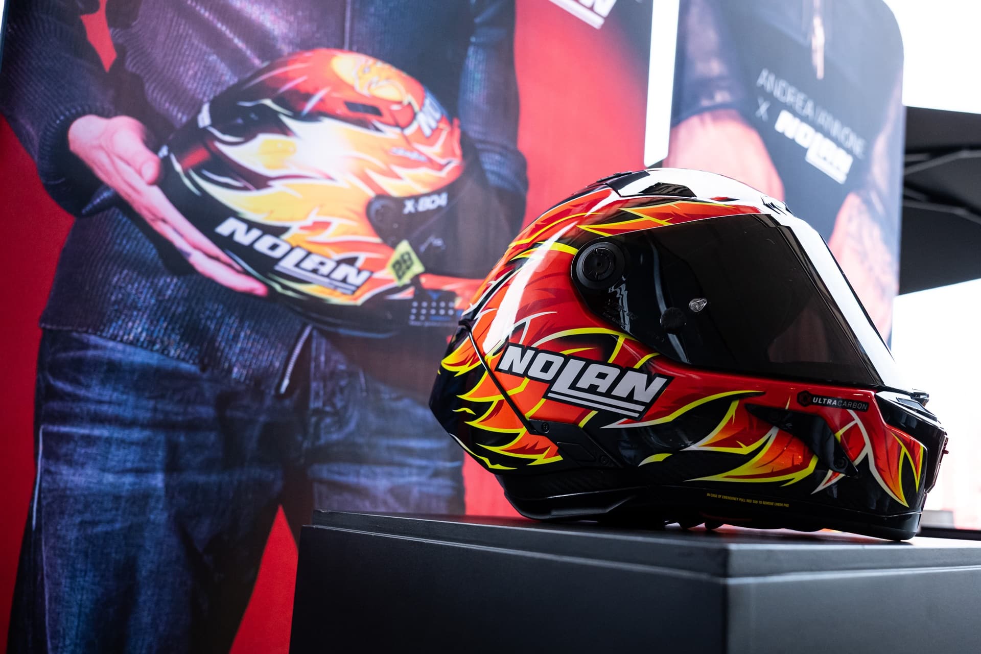 Nolan y presenta sus nuevos cascos réplica con los gráficos que luce Andrea Iannone en el WSBK 2025