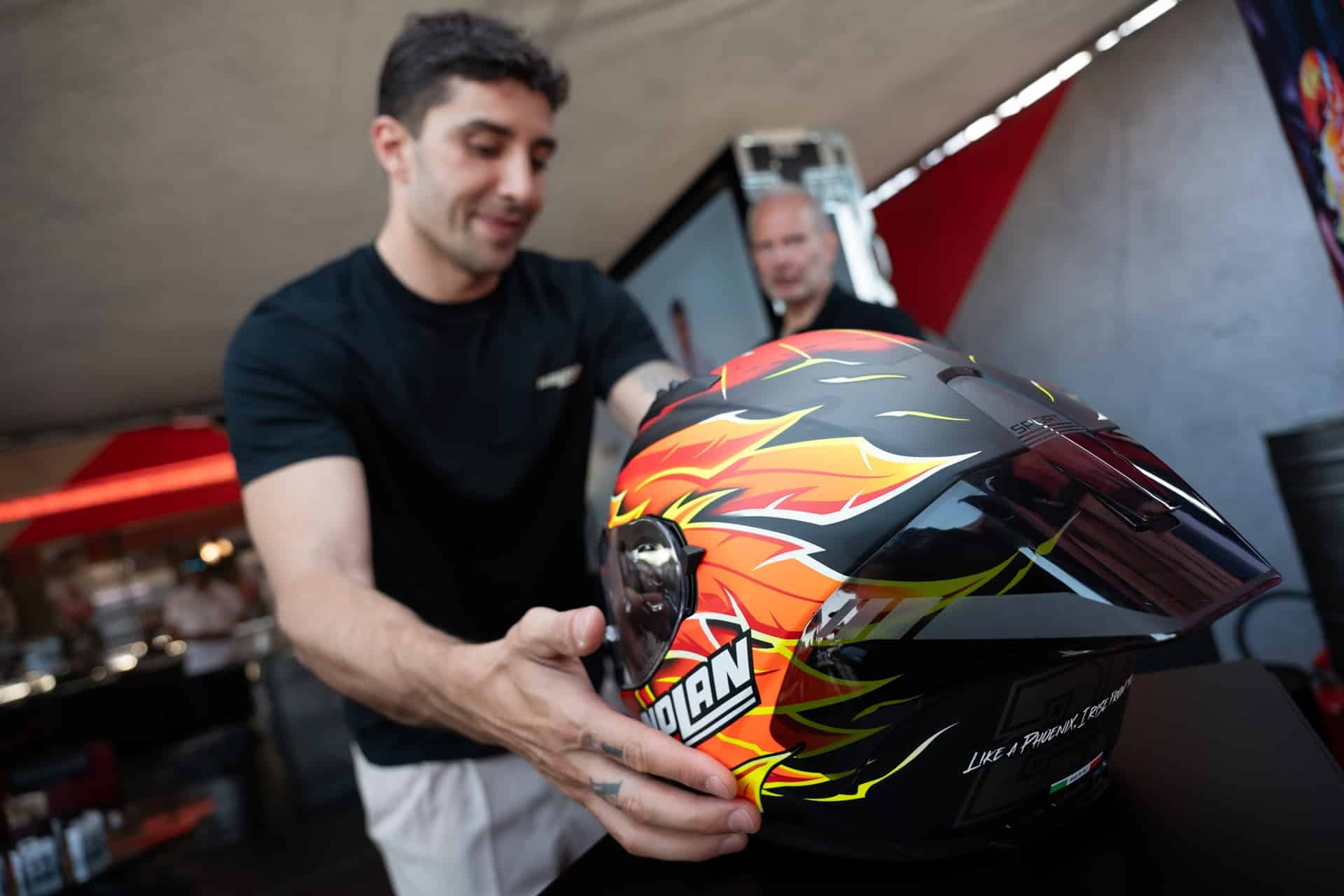 Nolan y presenta sus nuevos cascos réplica con los gráficos que luce Andrea Iannone en el WSBK 2025
