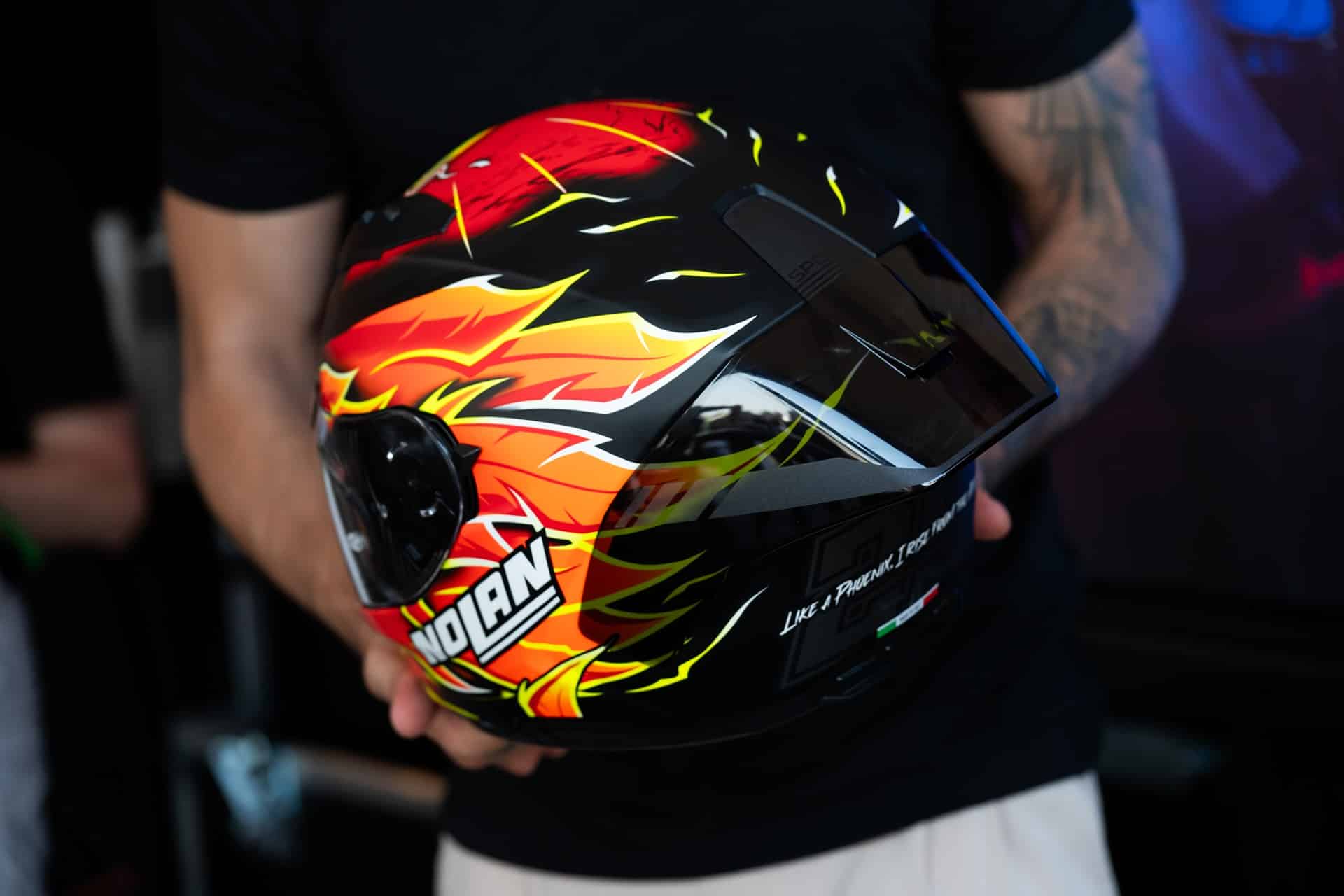 Nolan y presenta sus nuevos cascos réplica con los gráficos que luce Andrea Iannone en el WSBK 2025