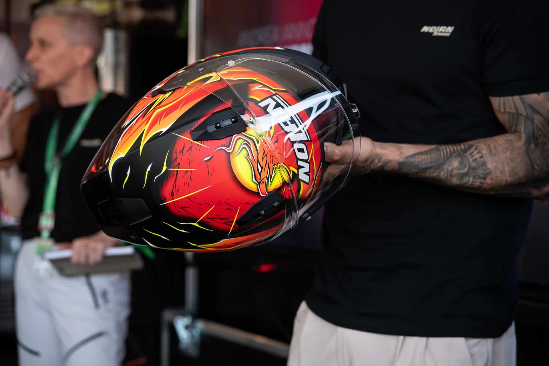 Nolan y presenta sus nuevos cascos réplica con los gráficos que luce Andrea Iannone en el WSBK 2025