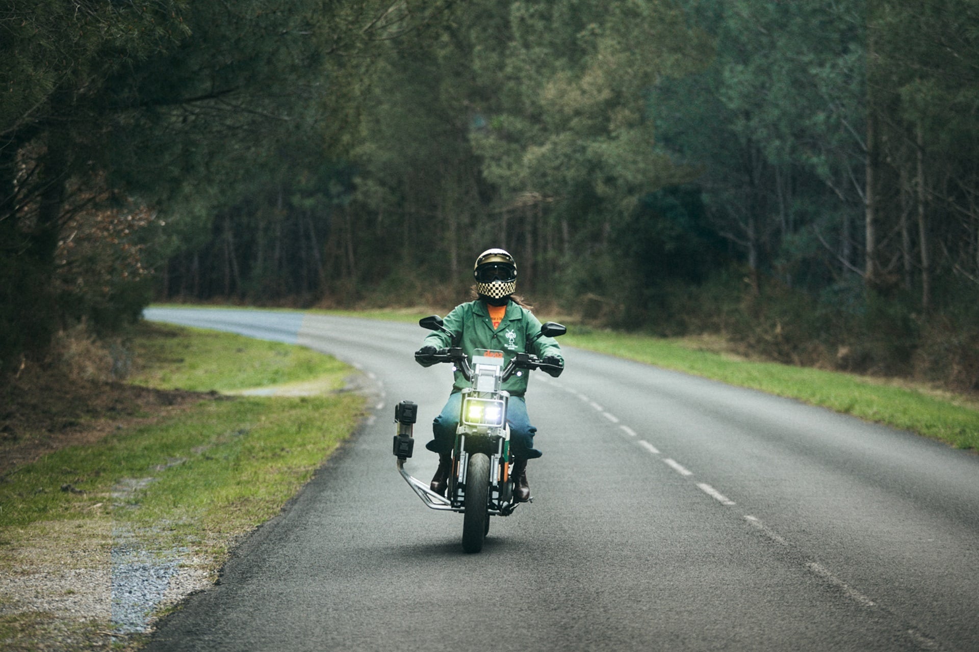 BMW DE 02 x Deus Ex Machina: Movilidad sonora