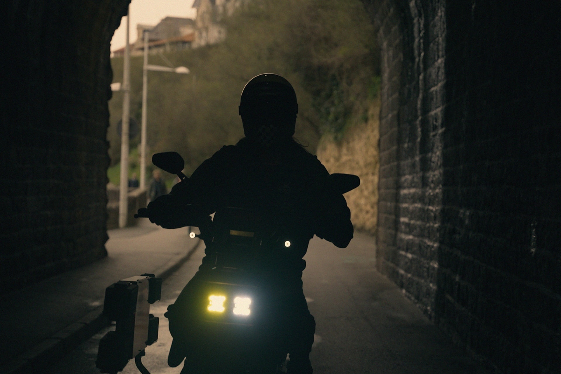 BMW DE 02 x Deus Ex Machina: Movilidad sonora