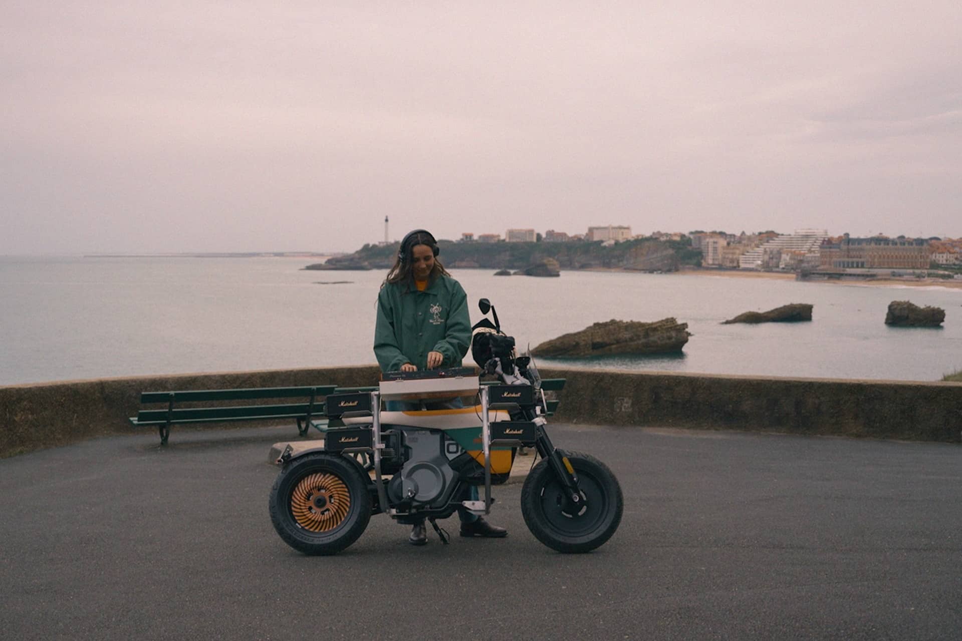BMW DE 02 x Deus Ex Machina: Movilidad sonora