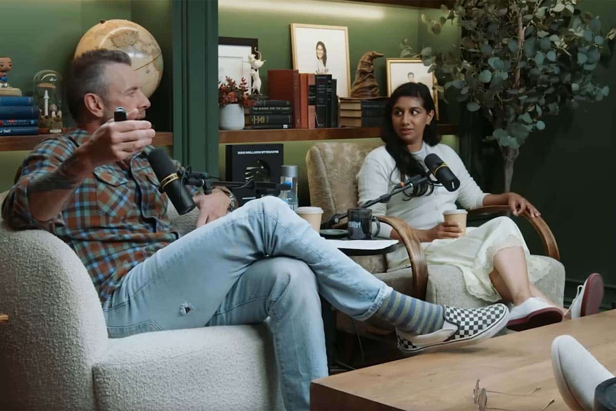 Los pies en la mesa dan muestra de lo distendido de la charla