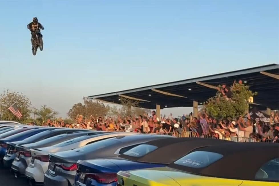 La última locura de Colby Raha: Saltar 61 metros, sobre 23 coches y ...
