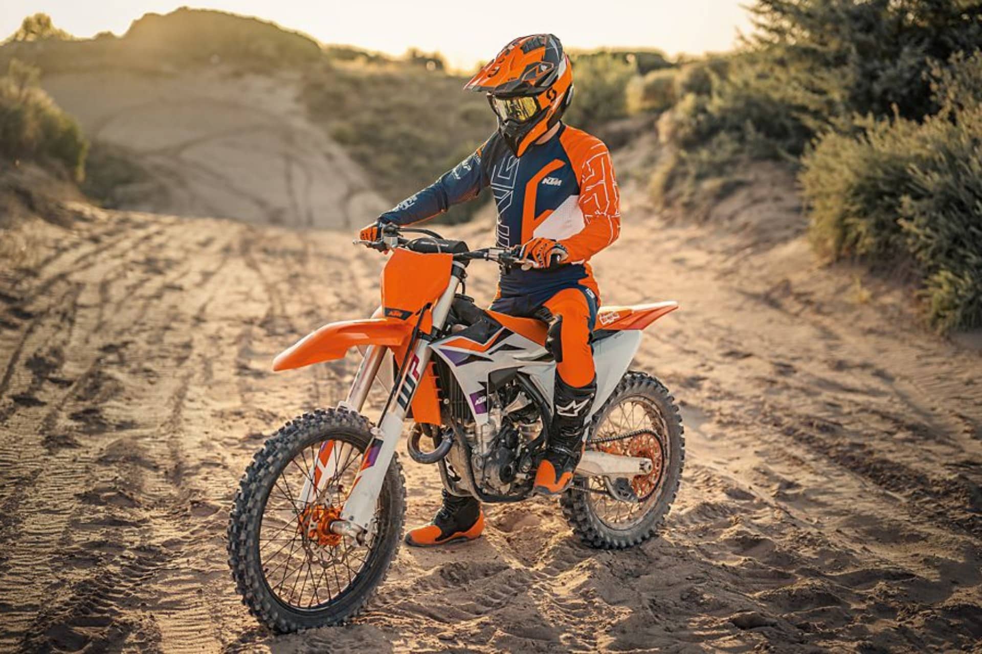 ktm y bajaj auto