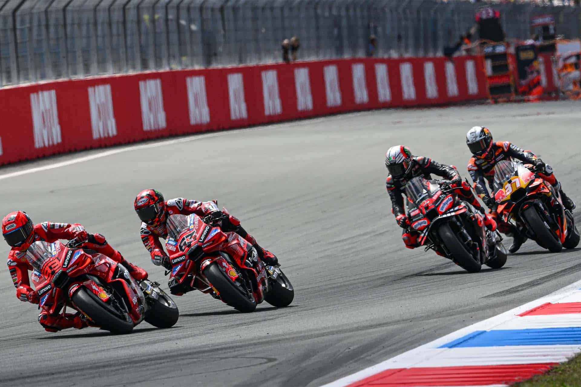 Cuando Bagnaia se puso tras Márquez perdió tiempo, pero a final de carrera volvió a ser competitivo