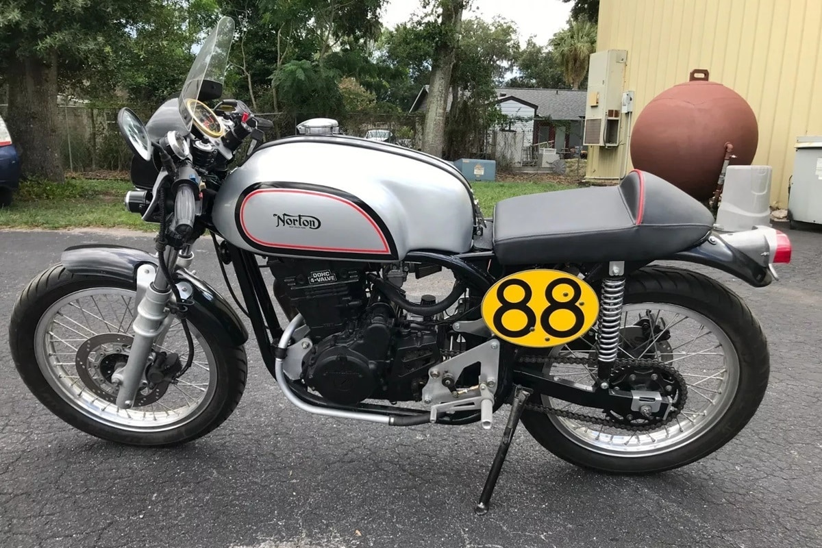 A la venta una Norton Manx de 1954 “a la japonesa”: Motor de KLR 650 y esencia british retro por los 4 costados