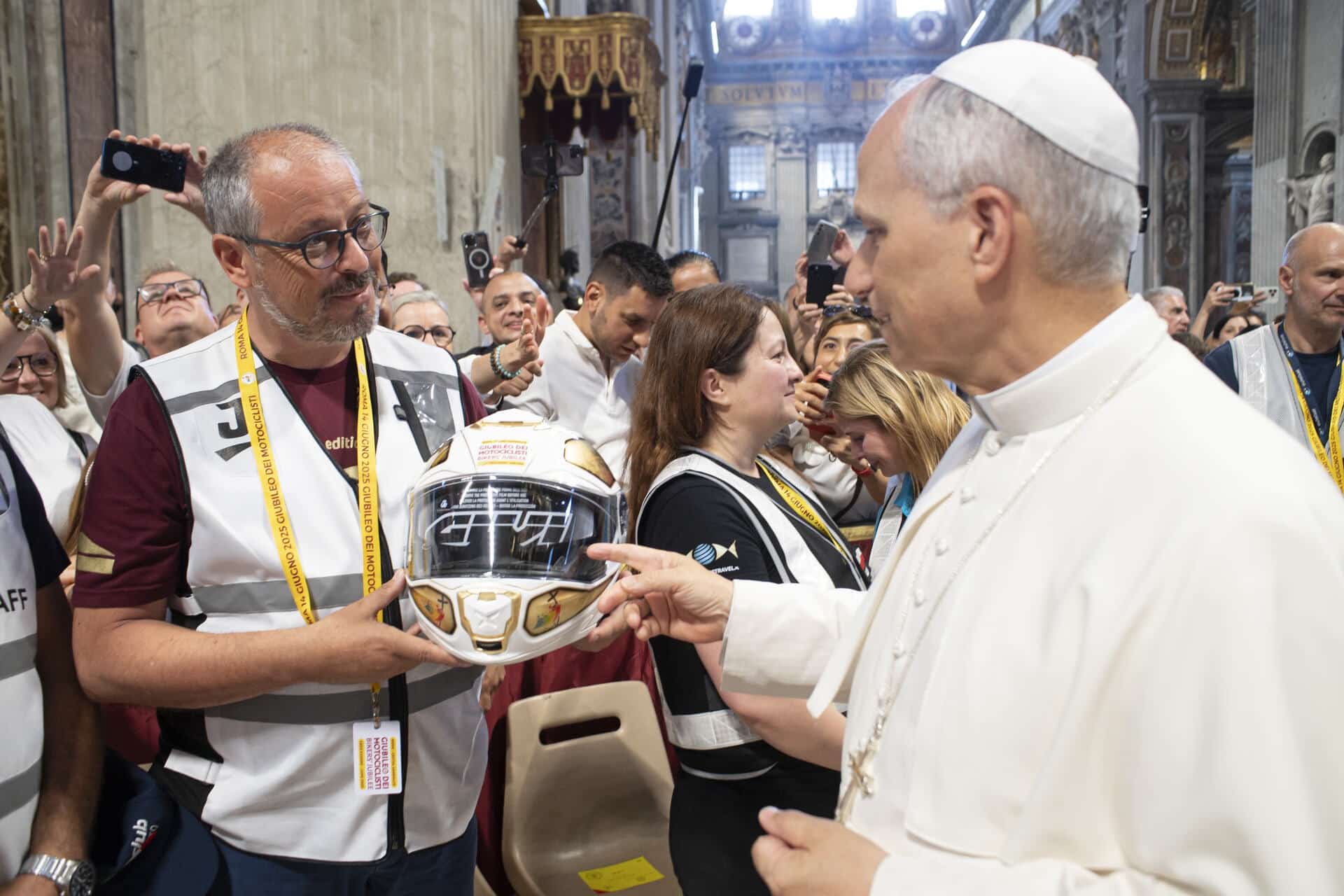 GIVI entrega un casco X.27 personalizado al Papa León XIV con motivo del Jubileo 2025