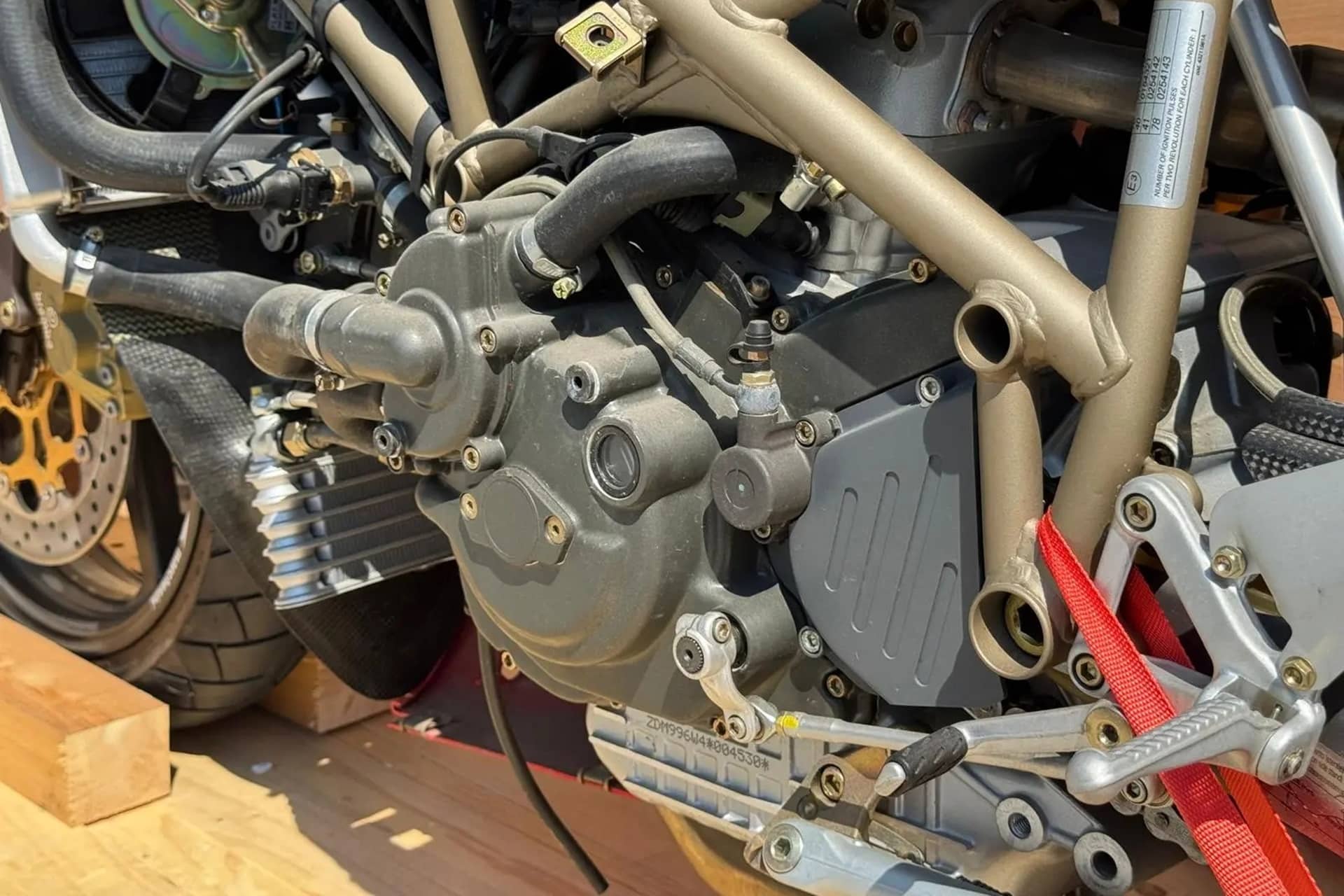 Esta Ducati 996 SPS lleva 26 años metida en su caja esperando a que alguien se decida a pilotarla