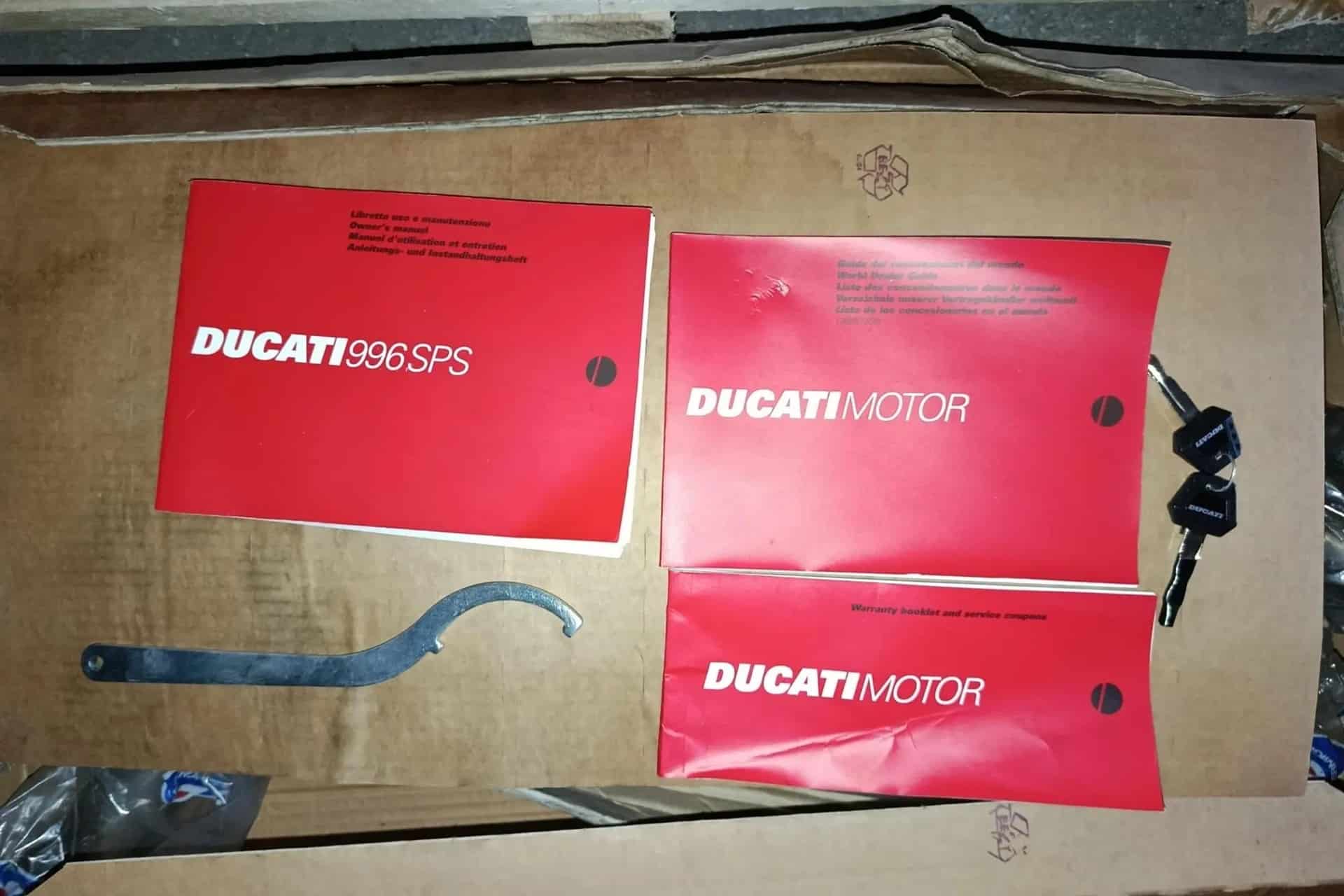 Esta Ducati 996 SPS lleva 26 años metida en su caja esperando a que alguien se decida a pilotarla
