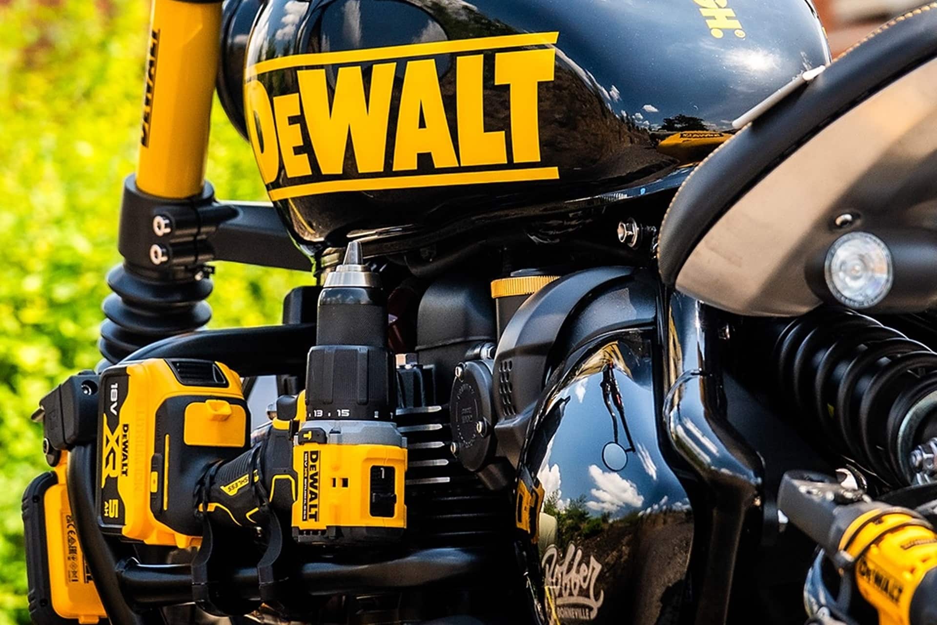 Thornton Hundred Motorcycles presenta su última preparación “bobber Offroad” en colaboración con DeWalt