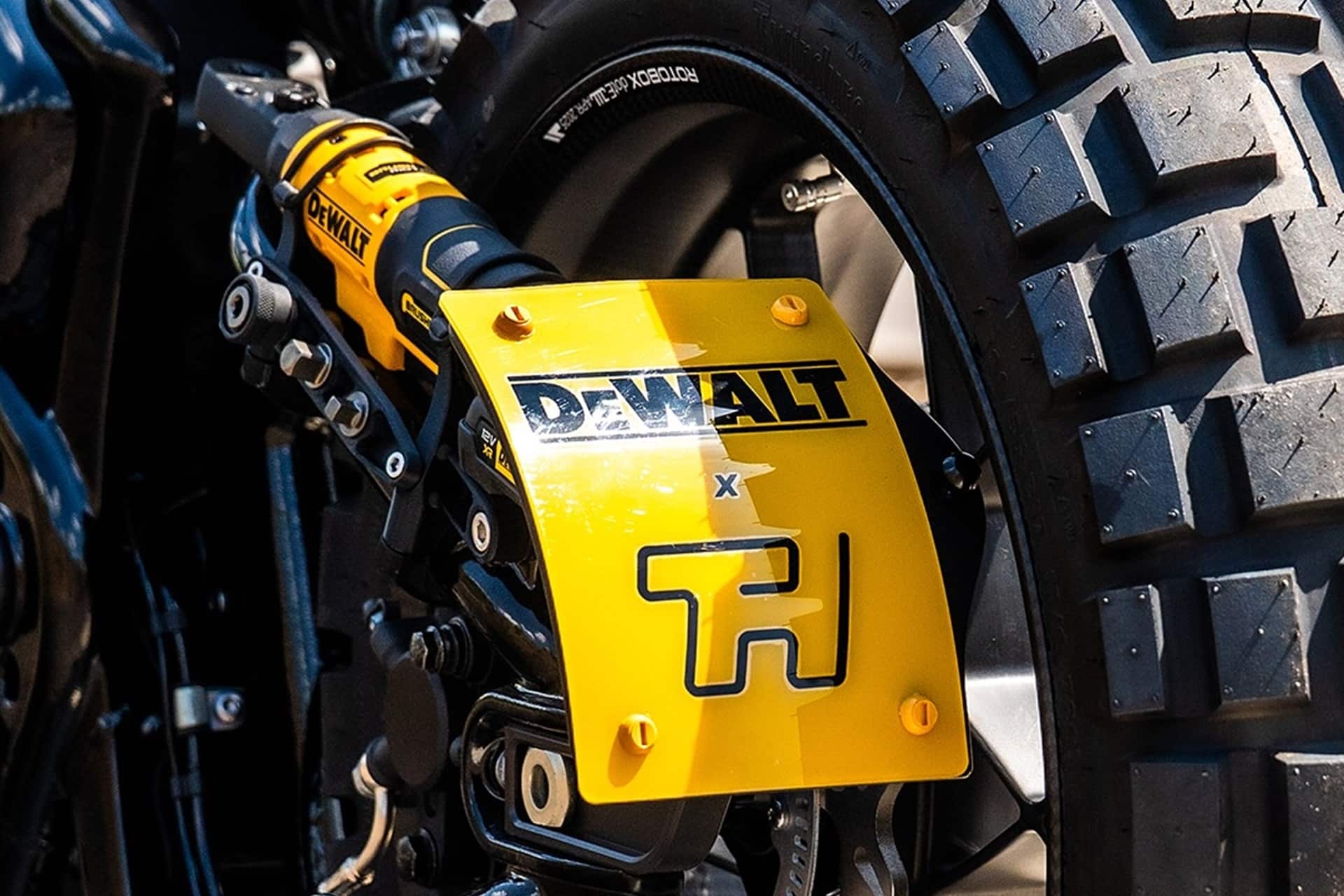 Thornton Hundred Motorcycles presenta su última preparación “bobber Offroad” en colaboración con DeWalt