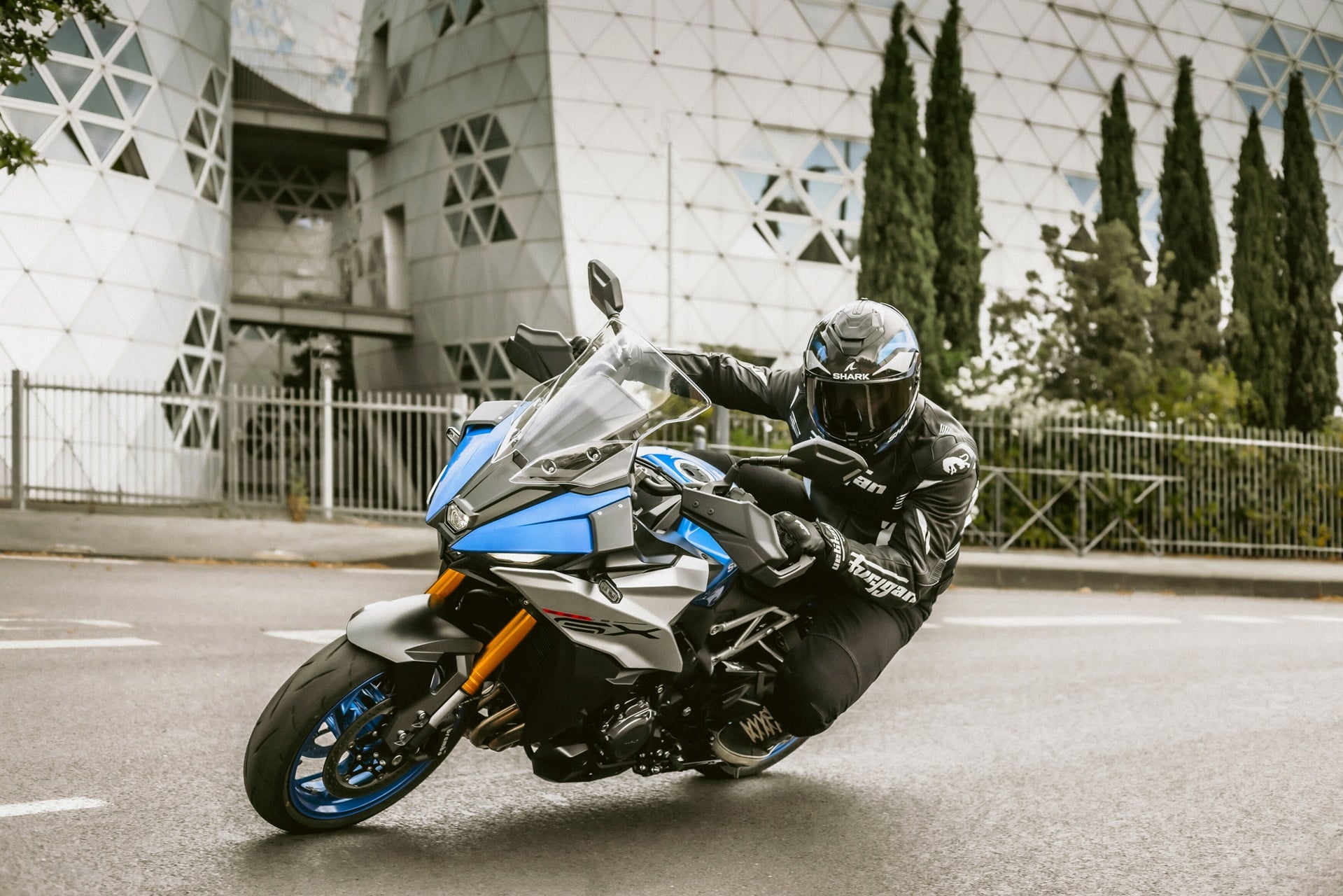 Suzuki renueva la gama cromática de su GSX-S1000GX con tres nuevos esquemas de color