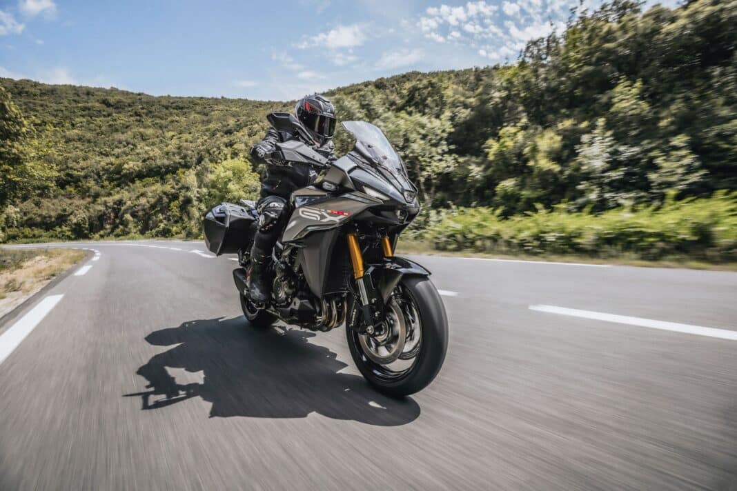 Suzuki renueva la gama cromática de su GSX-S1000GX con tres nuevos esquemas de color