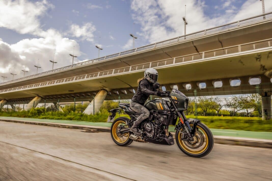 Nuevas Suzuki GSX-8TT y GSX-8T: “Atemporalidad tecnológica” con sabor Old School