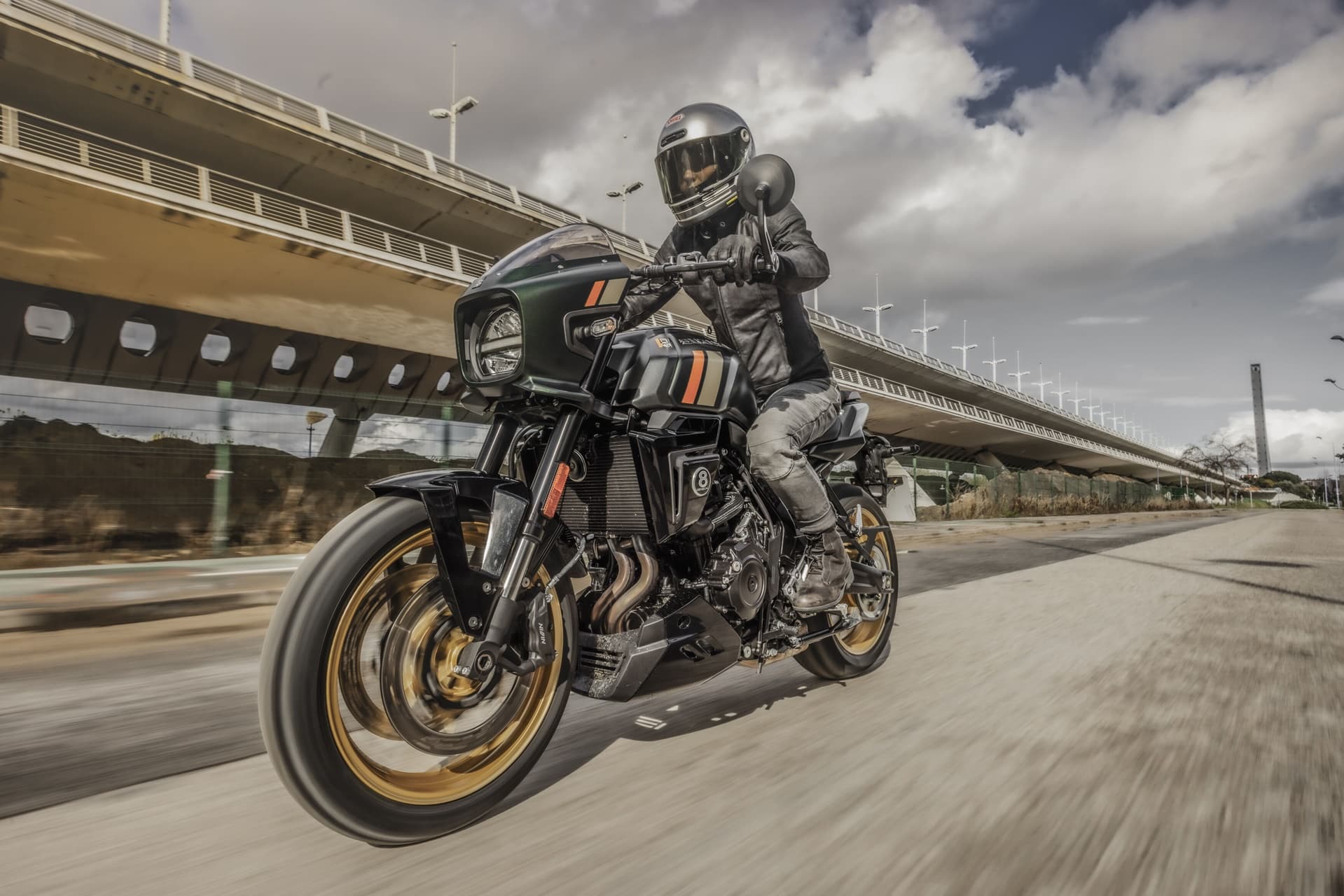 Nuevas Suzuki GSX-8TT y GSX-8T: “Atemporalidad tecnológica” con sabor Old School