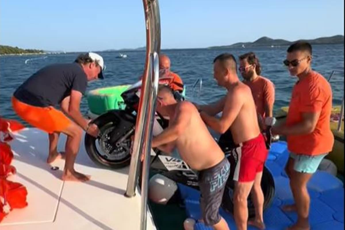 Parasailing en una Panigale V4 Tricolore: “¡Me sobra el dinero!”