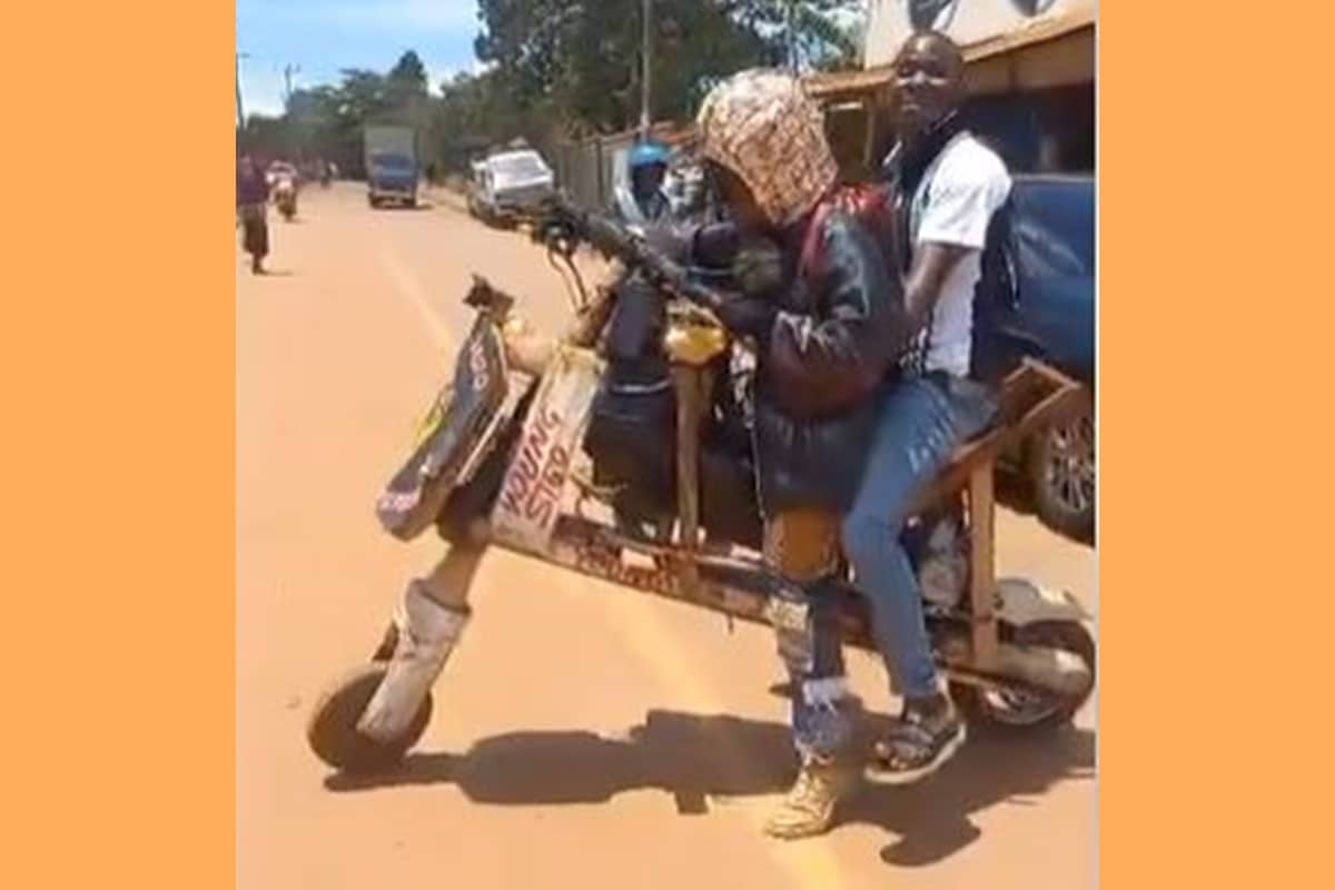 La moto construida con madera reciclada existe y es obra de este artista musical africano autodidacta