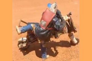 La moto construida con madera reciclada existe y es obra de este artista musical africano autodidacta