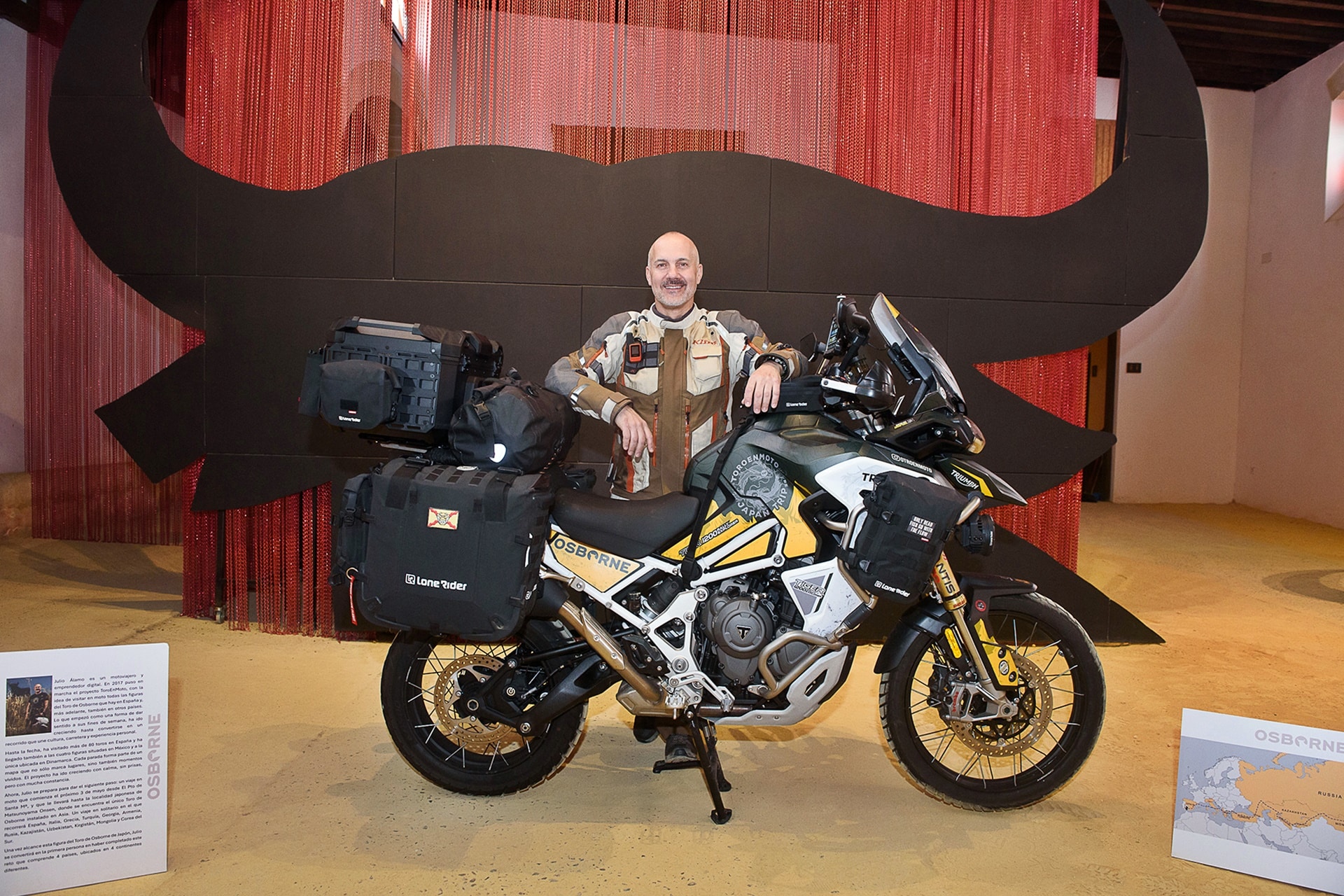 ToroEnMoto: Julio Álamo alcanza el último toro de Osborne en Japón a lomos de una Triumph Tiger 1200