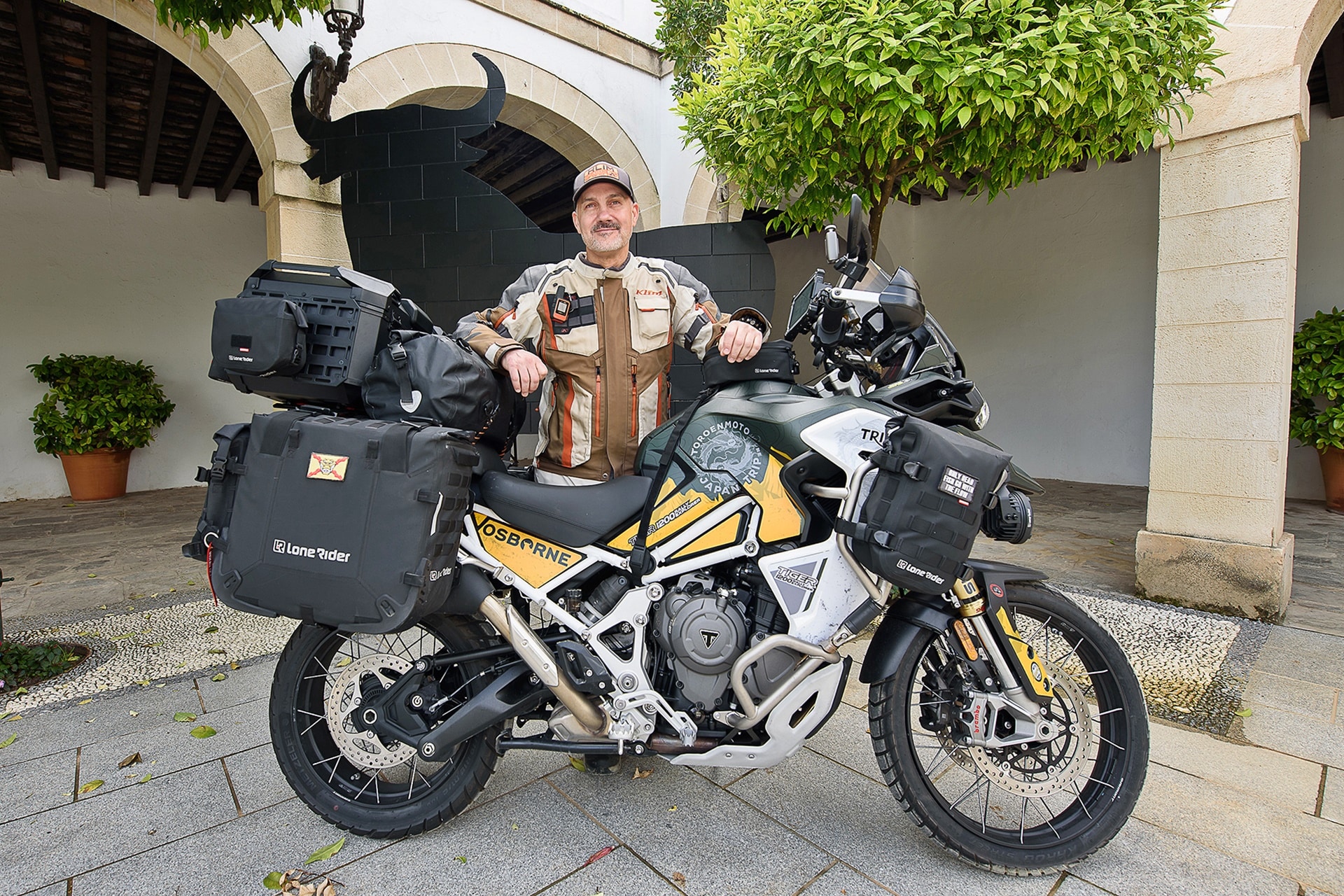 ToroEnMoto: Julio Álamo alcanza el último toro de Osborne en Japón a lomos de una Triumph Tiger 1200