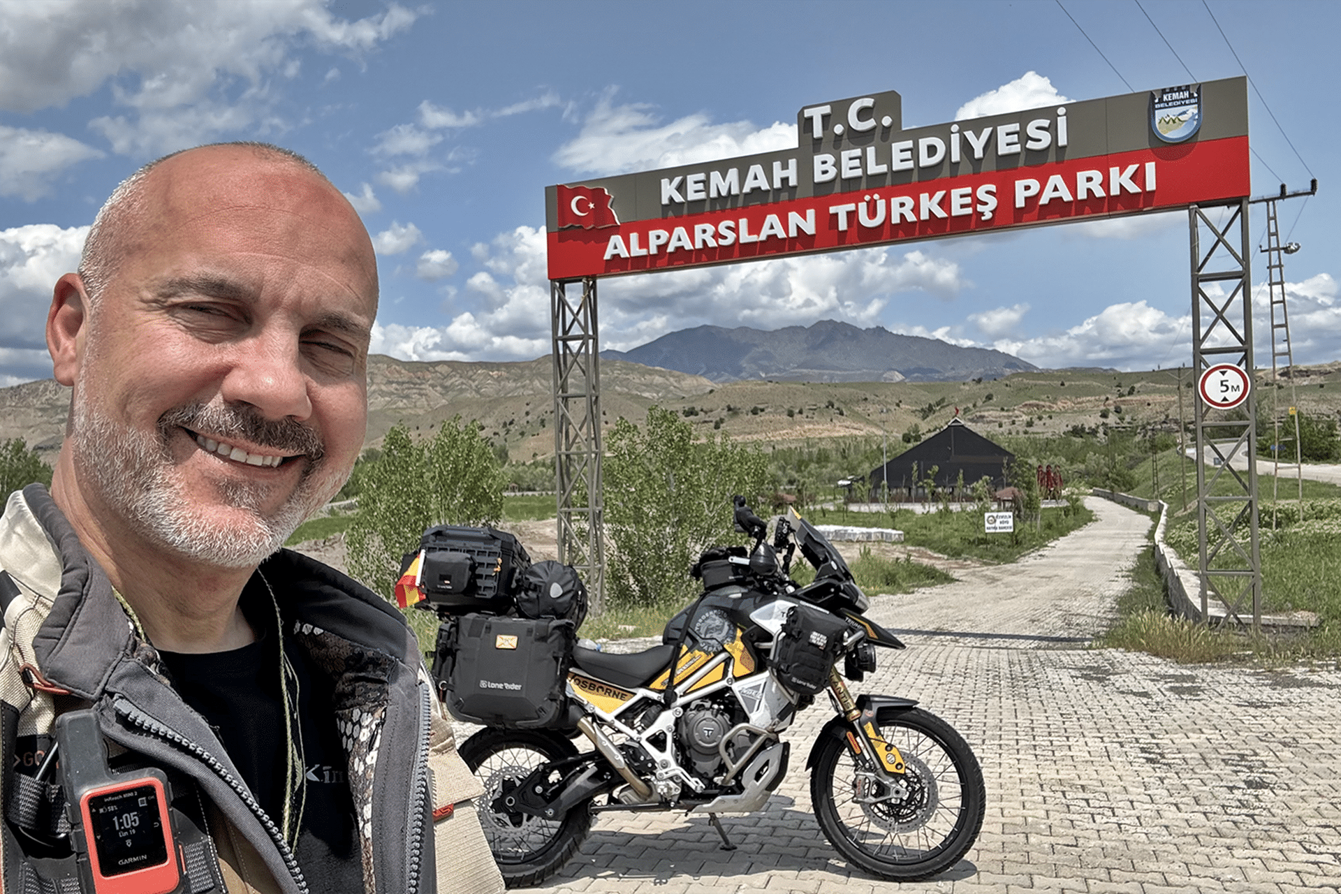 ToroEnMoto: Julio Álamo alcanza el último toro de Osborne en Japón a lomos de una Triumph Tiger 1200