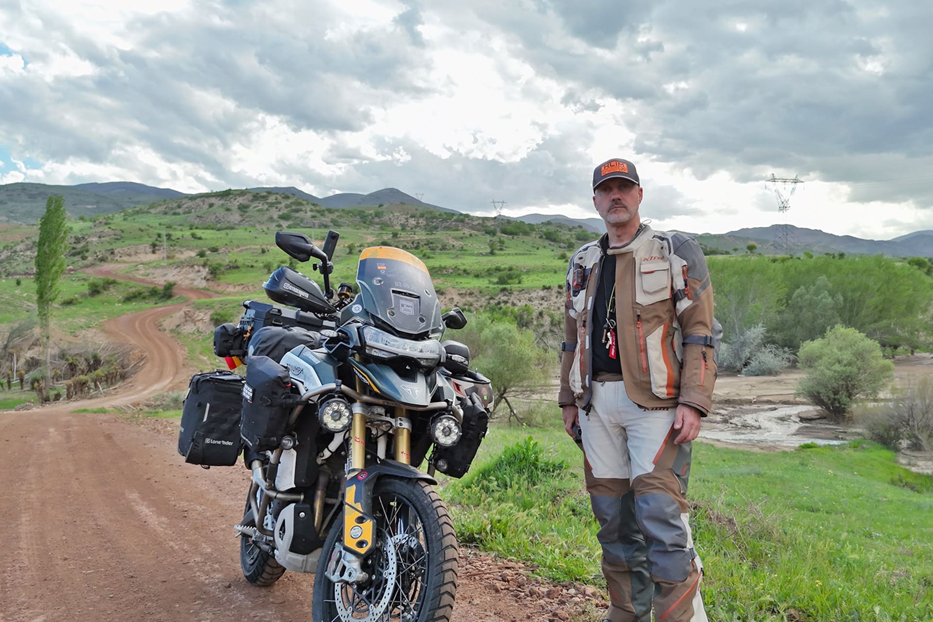ToroEnMoto: Julio Álamo alcanza el último toro de Osborne en Japón a lomos de una Triumph Tiger 1200