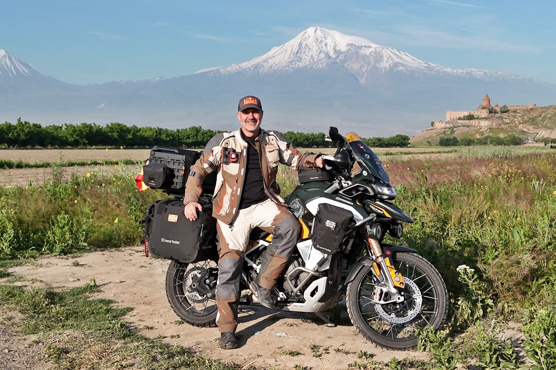 ToroEnMoto: Julio Álamo alcanza el último toro de Osborne en Japón a lomos de una Triumph Tiger 1200