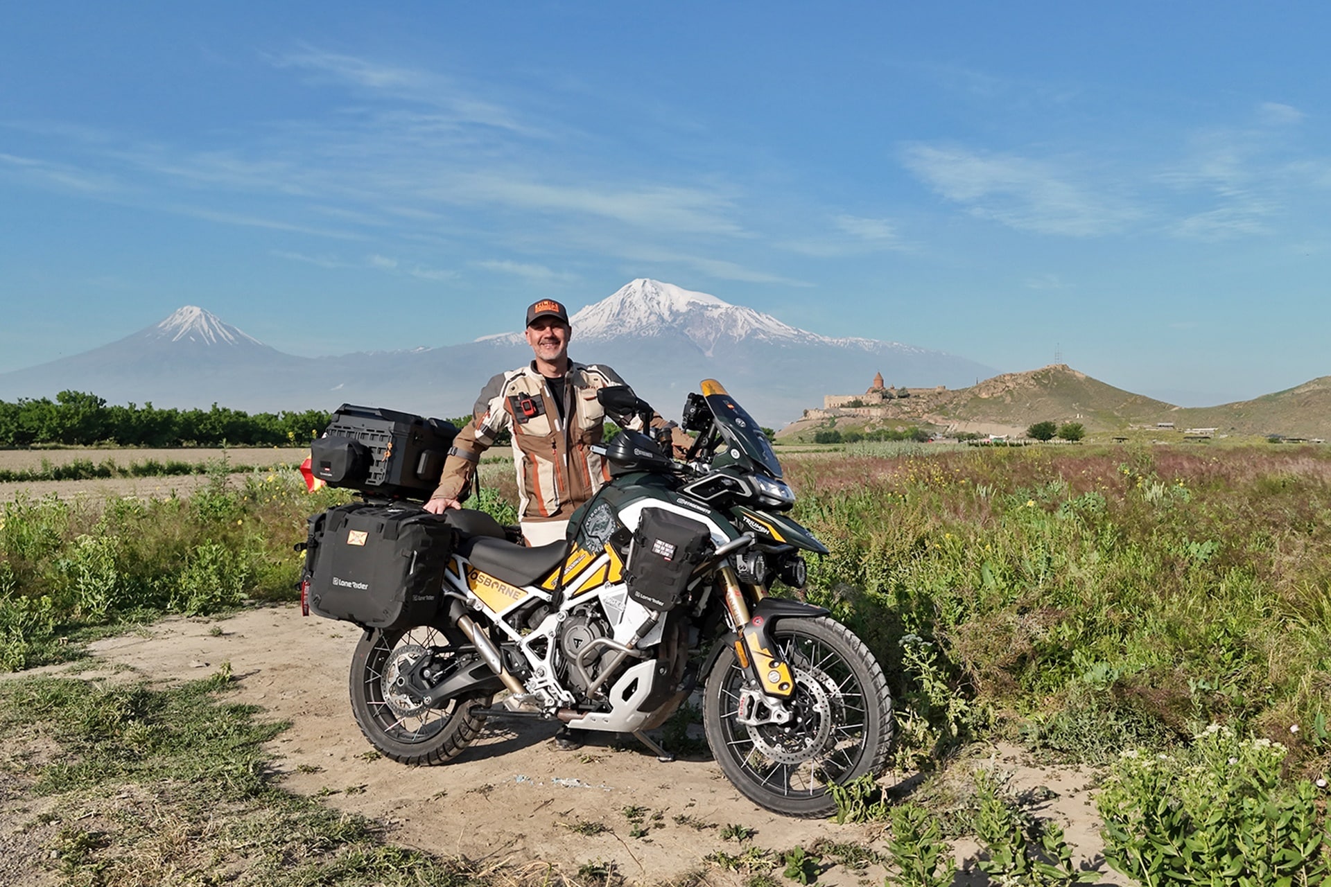ToroEnMoto: Julio Álamo alcanza el último toro de Osborne en Japón a lomos de una Triumph Tiger 1200