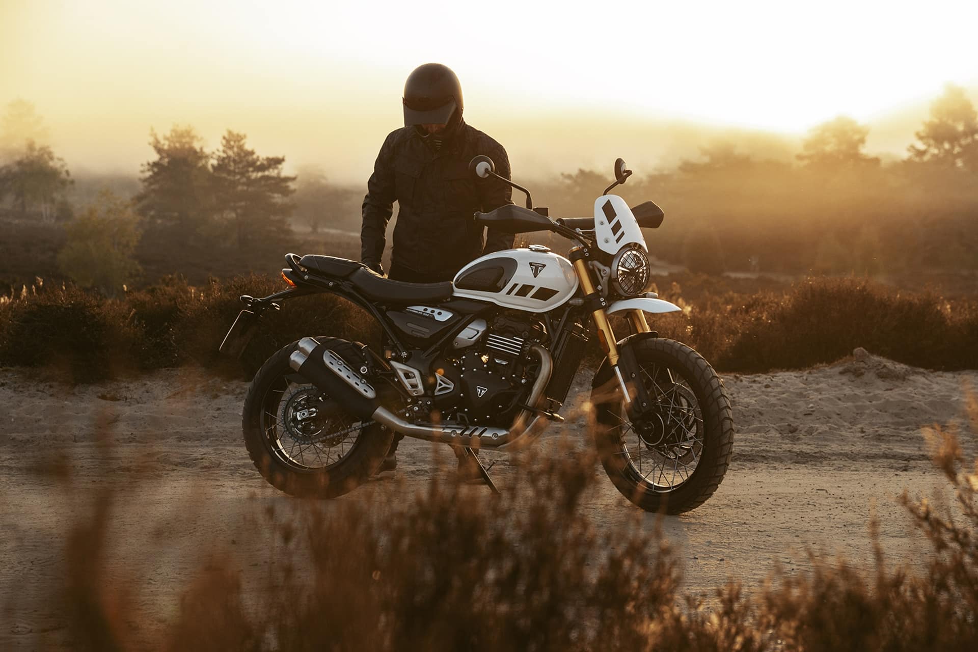 Triumph confirma la llegada de su nueva Scrambler 400 XC a los concesionarios europeos